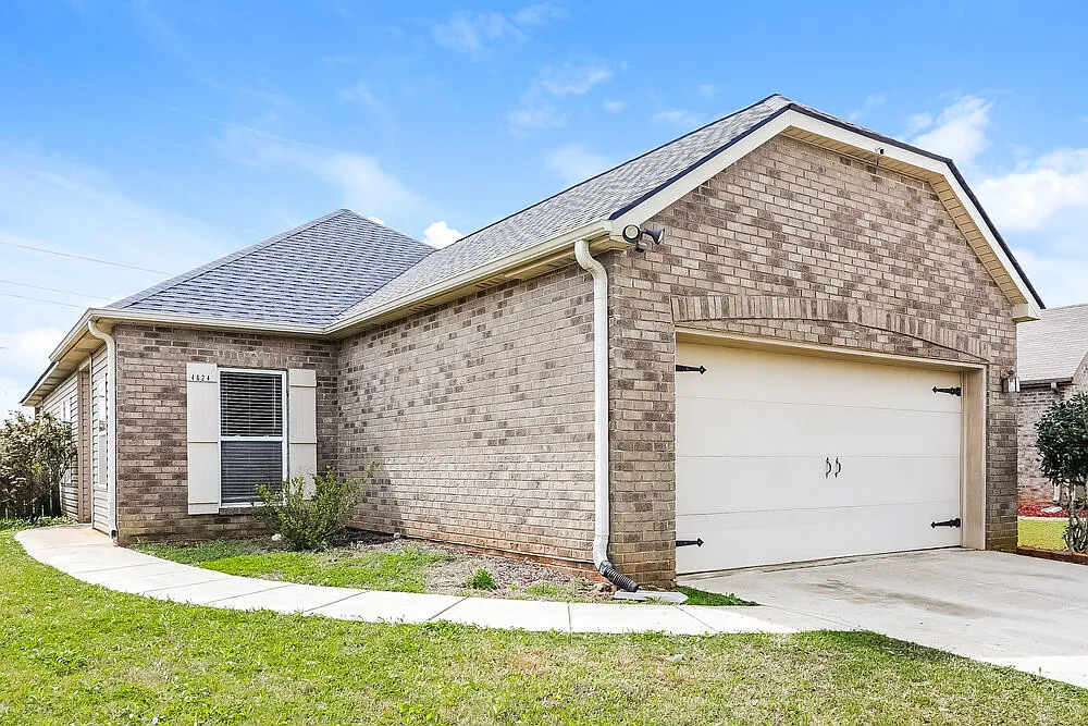 3 bed, 2.0 bath, 1469 sqft, $2,630 — Photo 3