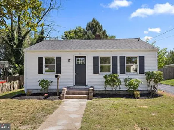 16 Hillview Ave, New Castle, DE 19720