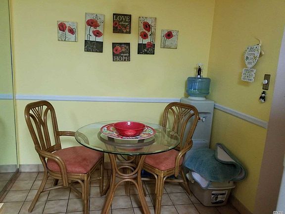 3rd image of 411 Clubhouse Ct