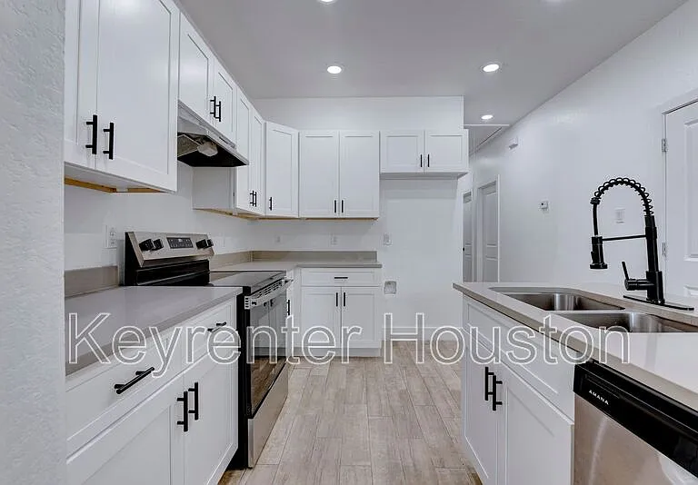 5121 Southwind St — Photo 1