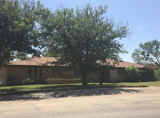 903 S Main St, Loraine, TX 79532