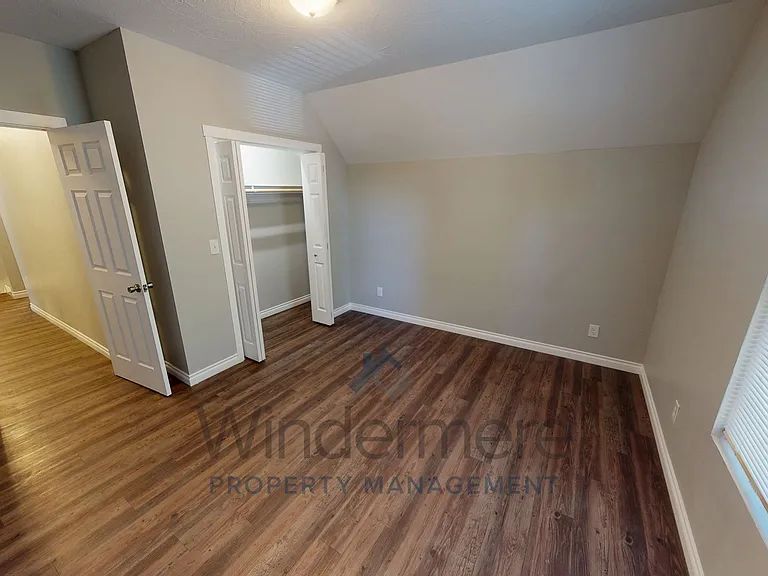 430 E Oak St — Photo 19