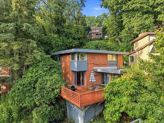 3rd image of 136 Fairfax Rd