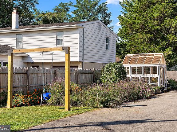 3rd image of 17 Maple Ave