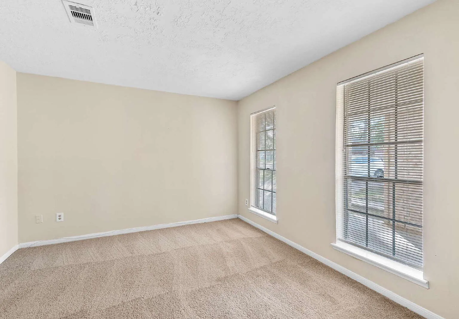 4 bed, 2.0 bath, 1748 sqft, $1,900 — Photo 1