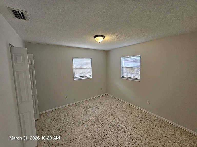 2760 Seneca Ave — Photo 8