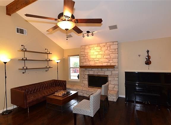 3rd image of 900 Deepwood Dr