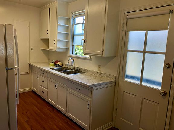 4th image of 1515 W Victory Blvd