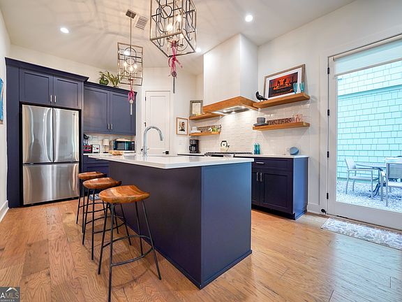 4th image of 305 Breakspear Ln
