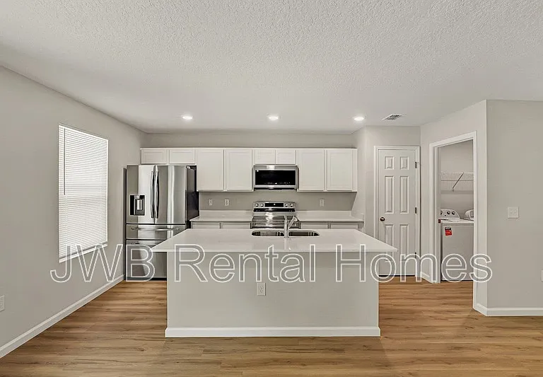 3205 Echo St — Photo 2