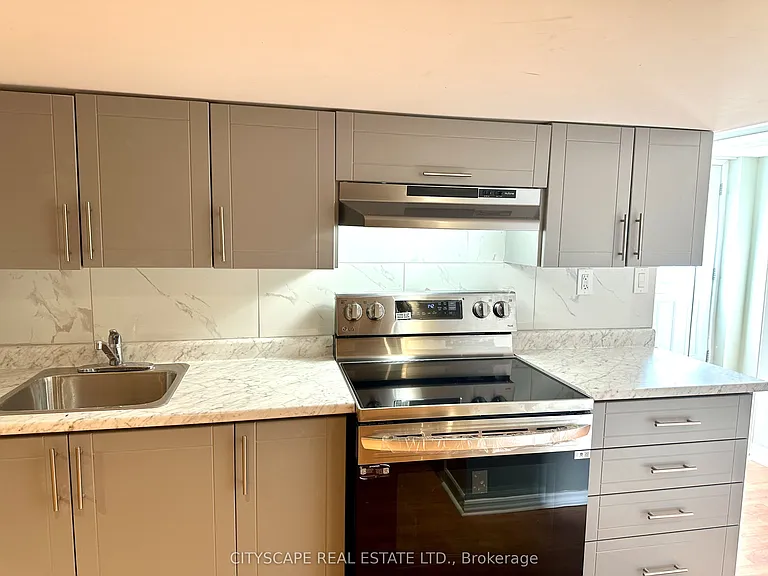 116 Rexway Dr E — Photo 2