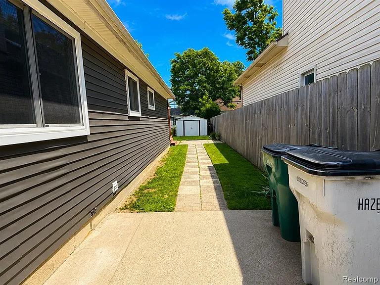 23400 Reynolds Ave — Photo 25