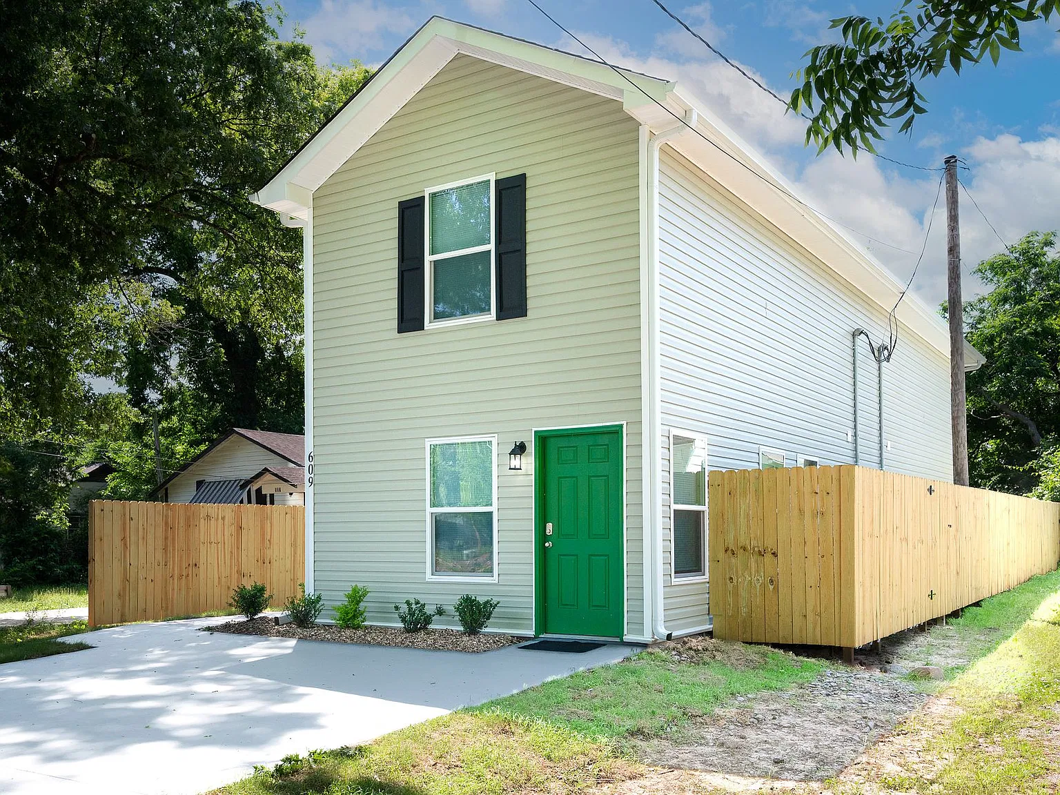 609 Water St A — Photo 1
