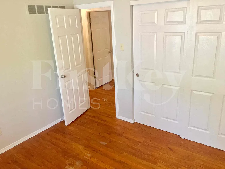 2275 Glenoro Dr — Photo 17