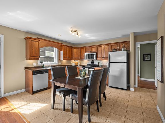5th image of 58 Parkway Dr W