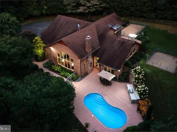 141 Go Away Ln, Berkeley Springs, WV 25411