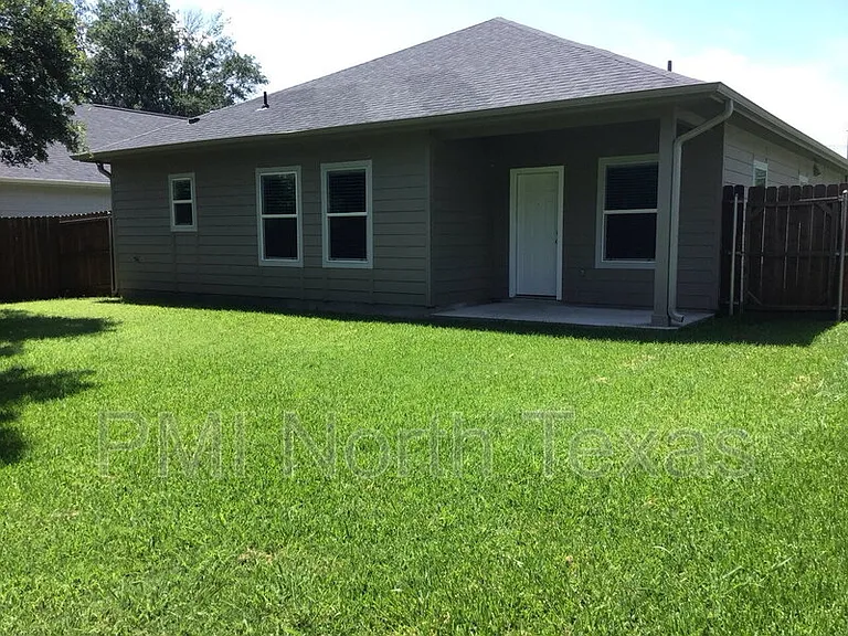 1518 Walworth St — Photo 15