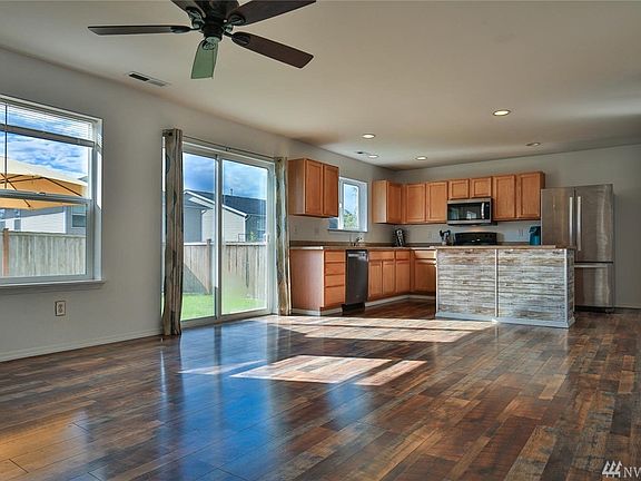 Wide open family room with eating bar in the kitchen