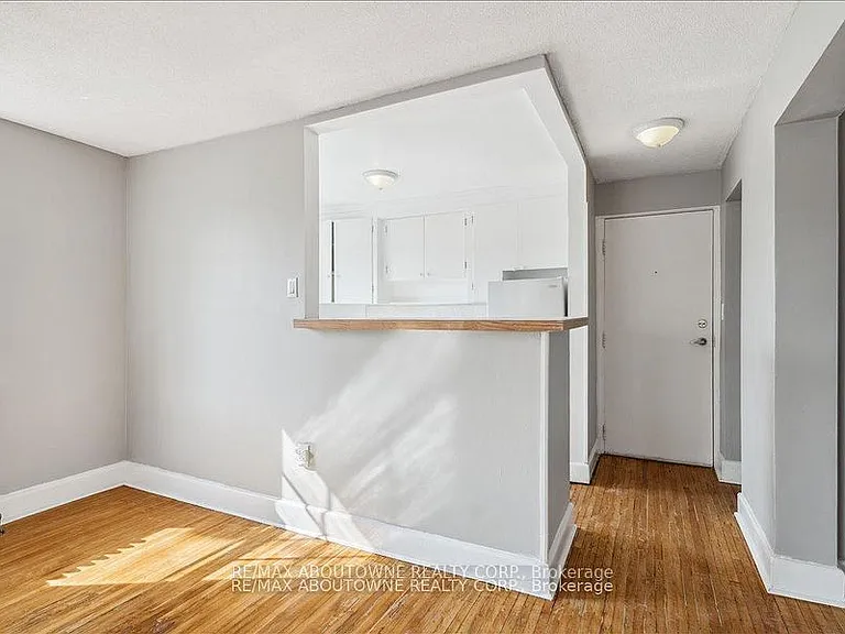 133 N Service Rd E #6 — Photo 3