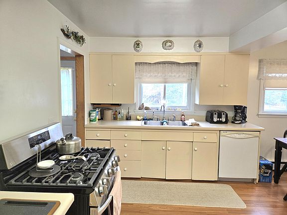 3rd image of 1051 Highland Ct