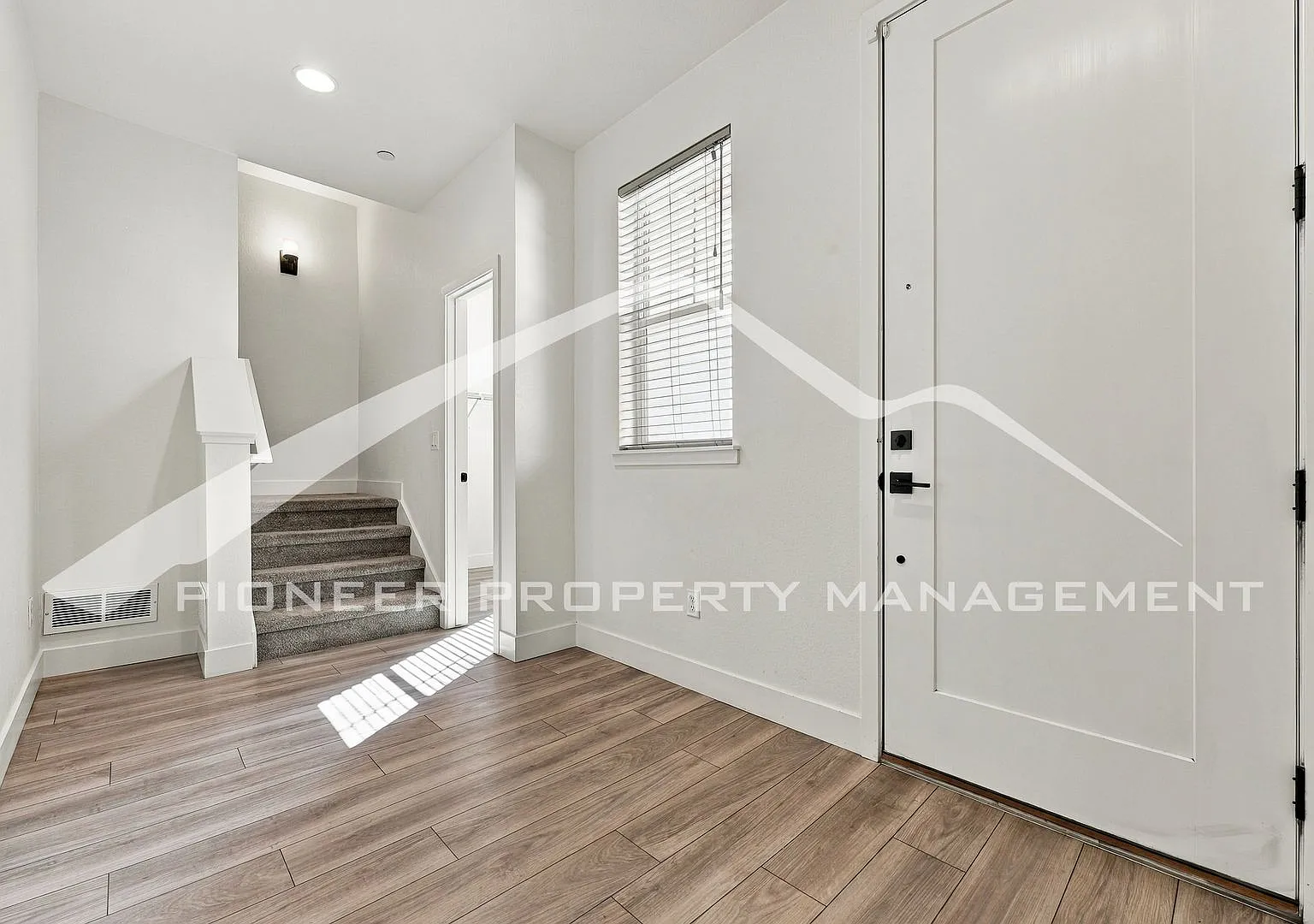 Spacious Townhouse with Central AC and Washer/Dryer — Photo 2