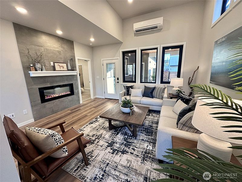 5th image of 4304 Creston Way