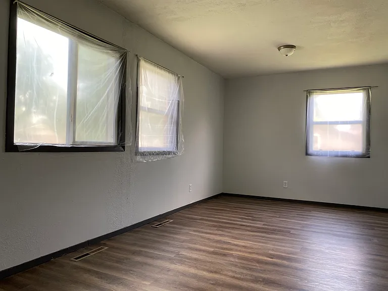 2302 S Saint Clair Ave — Photo 19