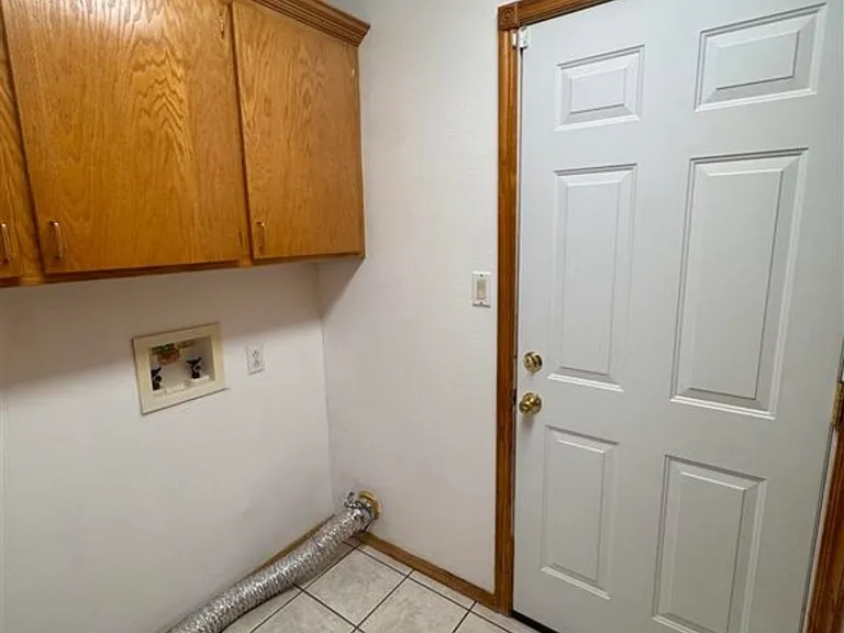 118 SE Churchill Way — Photo 5