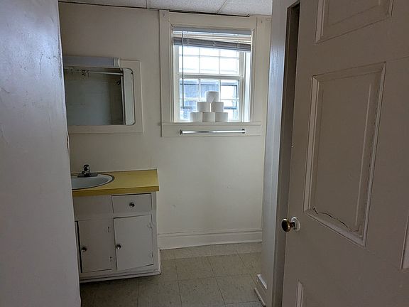 5th image of 100 N Shoe Ln #100