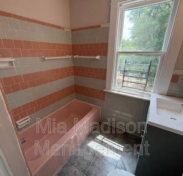 513 W 35th St #B — Photo 9