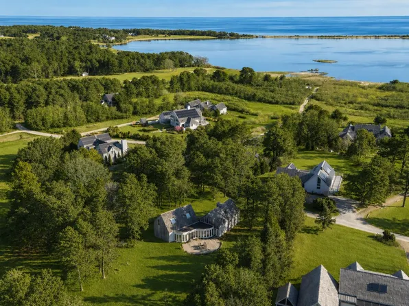 22 Old Harbor Ln, Oak Bluffs, MA 02557