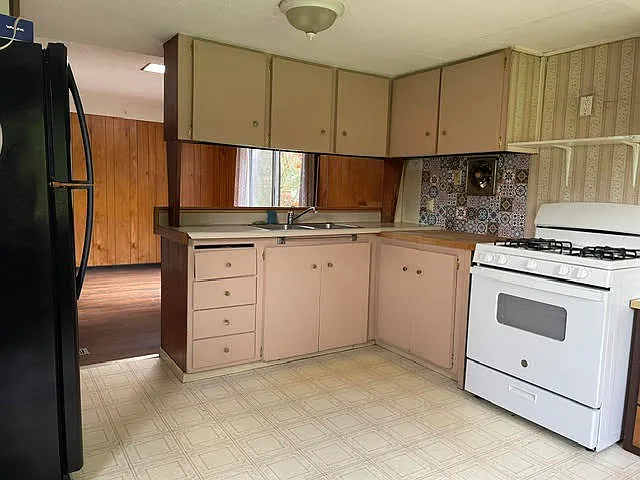 556 Evans Rd — Photo 3