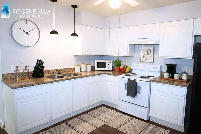 2 bed, 1.0 bath, 848 sqft, $945 — Photo 2