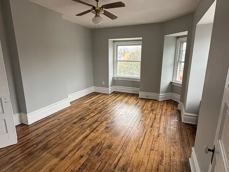 49 W Commerce St — Photo 40