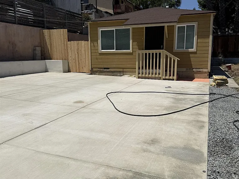 1207 E 8th St — Photo 3