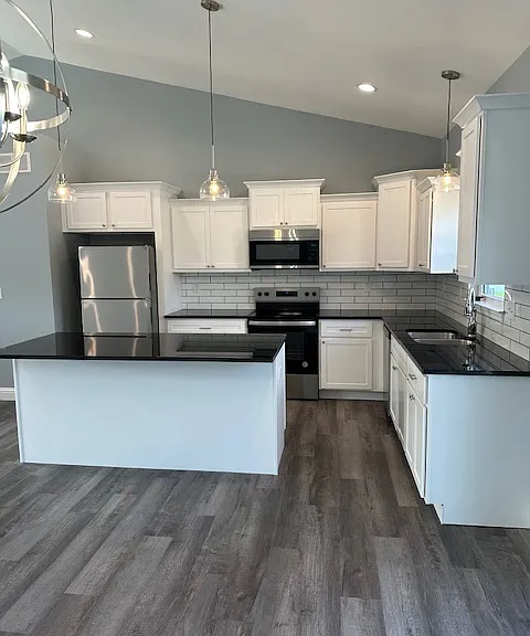 33 Faith Dr — Photo 2