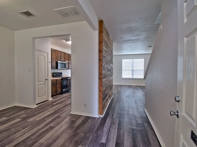 711 Abundance Ln — Photo 4