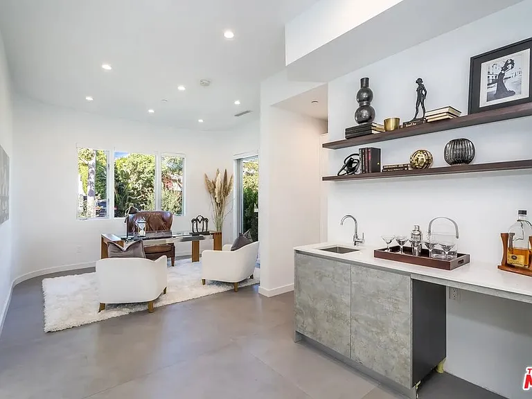 8932 Dorrington Ave — Photo 14