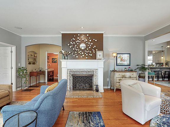 4th image of 224 Woodmont Cir