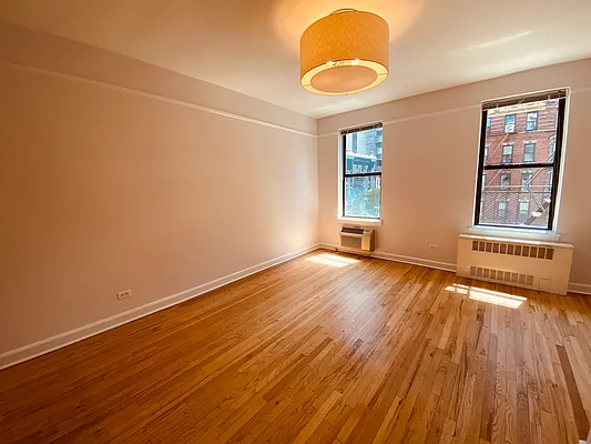 Rented by Metropolis Real Estate of Manhattan | media 7