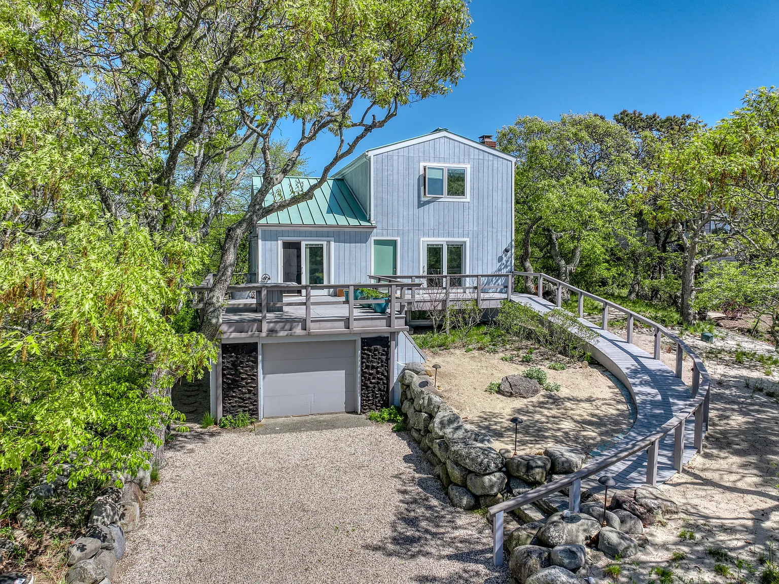 Contemporary Lake Front Beach Community — Photo 3
