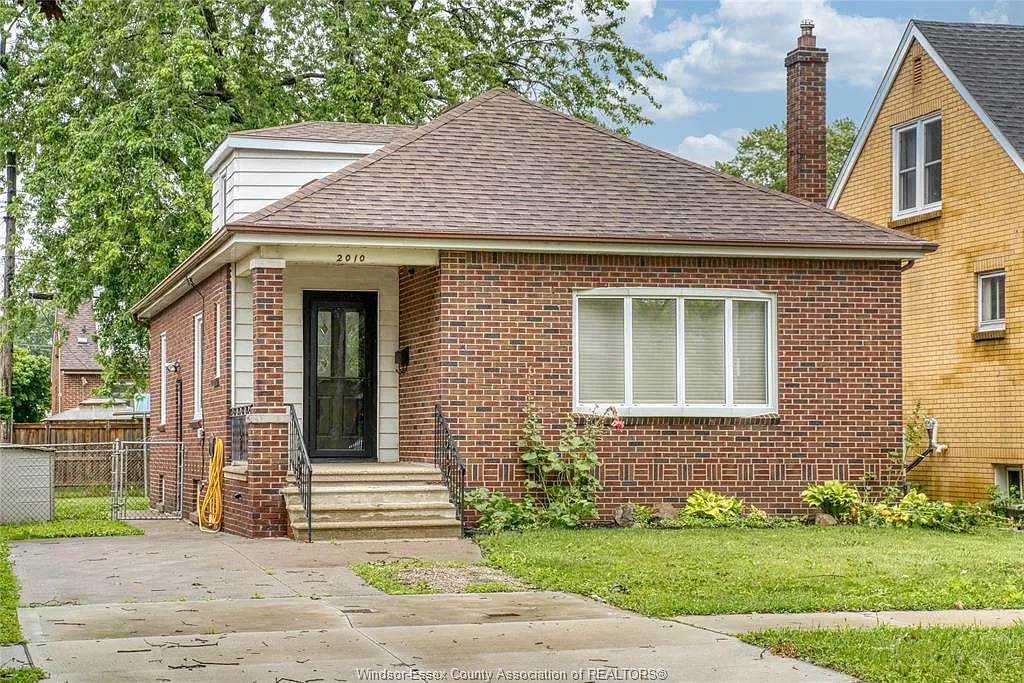 3 bed, $2,400 — Photo 2