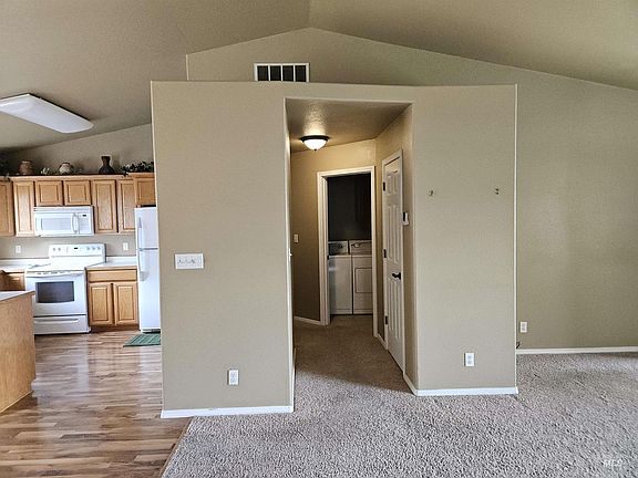5th image of 838 2nd Ave E