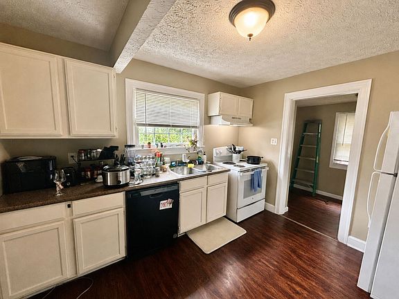 3rd image of 715 Golfview Dr