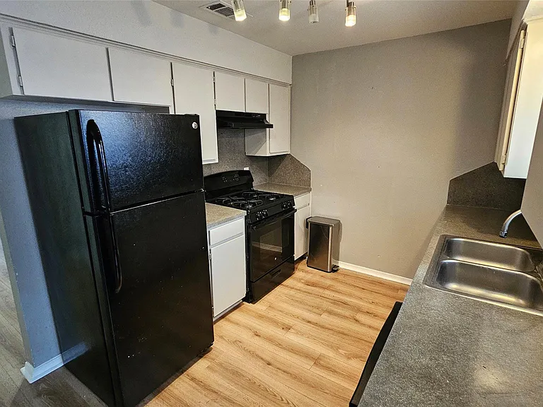 1320 Southport Dr #B — Photo 3