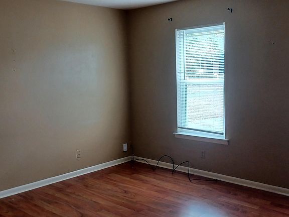 4th image of 9 Bobolink Cir