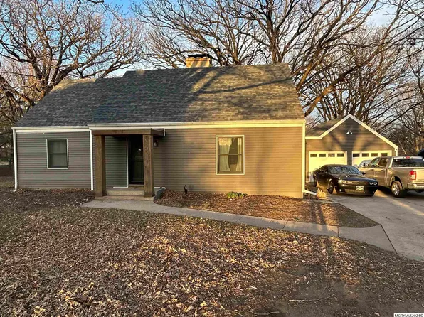 3 Crestview Ln, Charles City, IA 50616