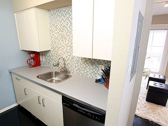 3rd image of 4414 Worth St APT 12