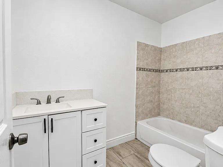 917 N H St — Photo 2
