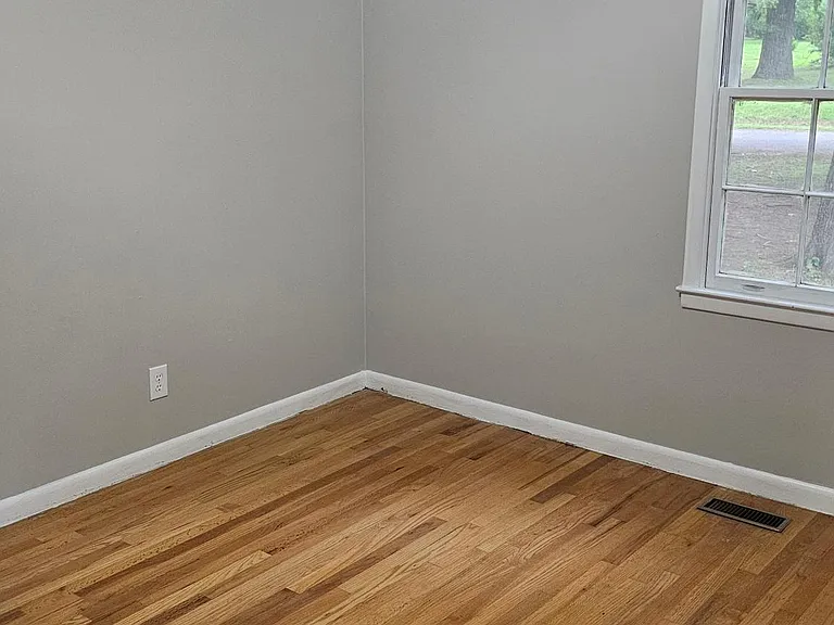1112 Caswell Dr — Photo 5
